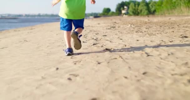 Dítě Běhající Létě Písečné Pláži Šťastnou Letní Dovolenou Vysoce Kvalitní — Stock video