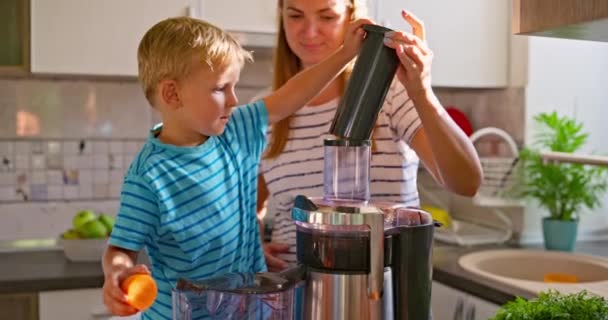 Μητέρα Και Γιος Της Φτιάχνουν Φρέσκο Λαχταριστό Χυμό Καρότου Μαζί — Αρχείο Βίντεο