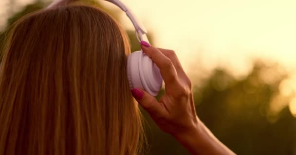 Femme Met Des Écouteurs Écoute Musique Danse Coucher Soleil Lumière — Video