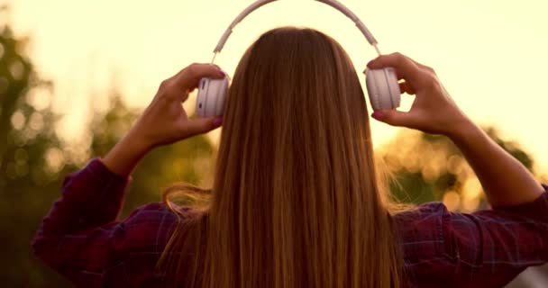 Femme Met Des Écouteurs Écoute Musique Danse Coucher Soleil Lumière — Video