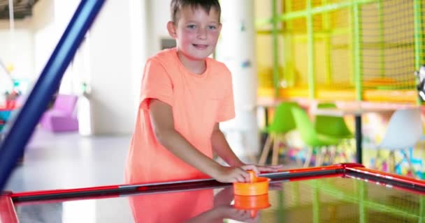Çocuklar Hava Hokeyi Oynuyor Eğlence Merkezinde Eğleniyorlar Çocuklar Eğlence Merkezinde — Stok video