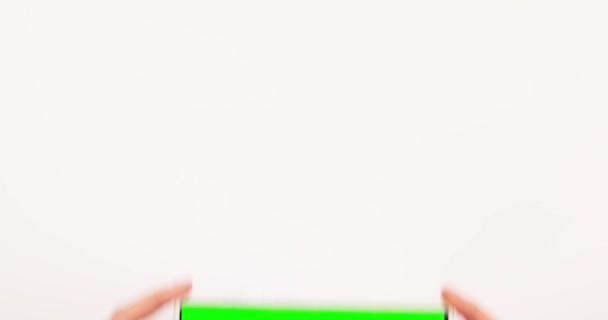Frauenhände Halten Smartphone Mit Grünem Bildschirm Auf Weißem Hintergrund Hochwertiges — Stockvideo