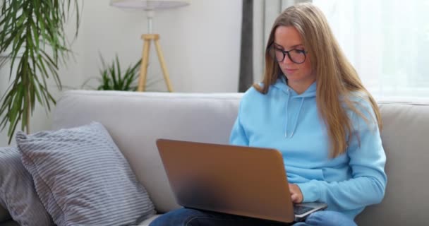 Młoda Kobieta Siedząca Kanapie Pomocą Laptopa Patrząc Wiadomość Pisania Ekranu — Wideo stockowe