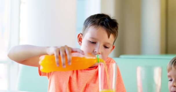 Niños Lindos Bebiendo Refrescos Refrescos Con Paja Restaurante Comida Rápida — Vídeos de Stock