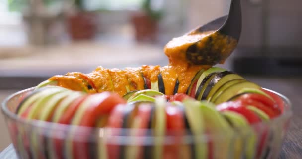 Нарізані Овочі Скляній Мисці Заливаються Соусом Рататуйська Страва Приготування Їжі — стокове відео
