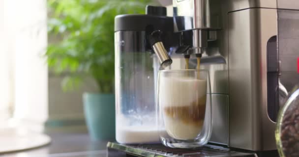Καφετιέρα Προετοιμάζει Και Ρίχνει Καφέ Espresso Ένα Ποτήρι Γάλα Για — Αρχείο Βίντεο