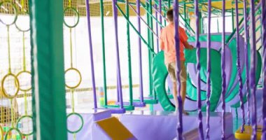 Bir çocuk eğlence merkezinde oynuyor. Oyun merkezinde, oyun odasında, çocuk parkında aktif çocuk oyunları. Yüksek kalite 4k görüntü