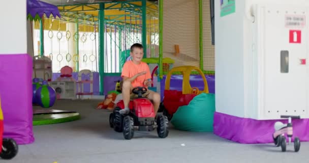 Çocuk Pedallı Araba Kullanıyor Çocuk Lunaparkta Araba Sürerken Eğleniyor Çocuk — Stok video