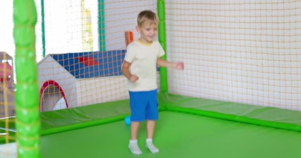Uma Criança Pulando Trampolins Parque Diversões Centro Jogos Jogos Infantis — Vídeo de Stock