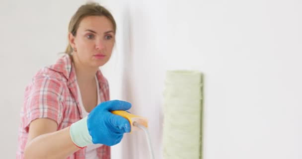 Uma Mulher Faz Reparações Sala Uma Menina Pinta Uma Parede — Vídeo de Stock