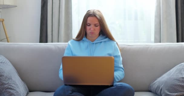 Mujer Joven Sentada Sofá Usando Ordenador Portátil Mirando Mensaje Escritura — Vídeo de stock