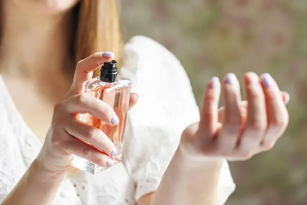 Evde Parfüm Kullanan Güzel Genç Bir Kadın Telifsiz Stok Imajlar