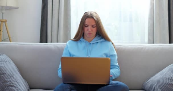 Mujer Joven Sentada Sofá Usando Ordenador Portátil Mirando Mensaje Escritura — Vídeo de stock