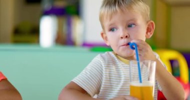 Tatlı çocuklar fast food restoranında soda ya da samanla meşrubat içiyorlar..