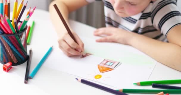 かわいい少年は 自宅や教室で鉛筆を塗った紙を描いています 絵を描くことによって学ぶ子供 教育コンセプト 高品質の4K映像 — ストック動画