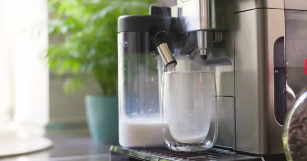 Кофеварка Приготовления Выдачи Пенного Молока Стеклянную Чашку Сделать Капучино Латте — стоковое видео