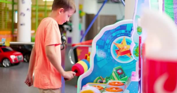 Gepassioneerde Gelukkige Jongen Spelen Leuke Spelletjes Slot Machine Pretpark — Stockvideo