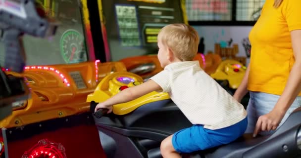 Hij Speelde Arcade Simulator Een Pretpark Jongen Genieten Van Motorfiets — Stockvideo