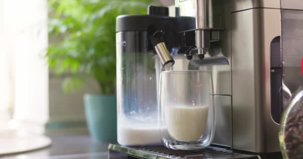 Кофеварка Приготовления Выдачи Пенного Молока Стеклянную Чашку Сделать Капучино Латте — стоковое видео