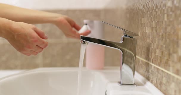 Donna Lava Accuratamente Mani Usando Sapone Liquido Bagno Casa Hotel — Video Stock