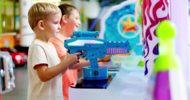 Щасливі Діти Грають Стрілянину Ігрових Автоматах Парку Розваг Високоякісні Кадри — стокове відео