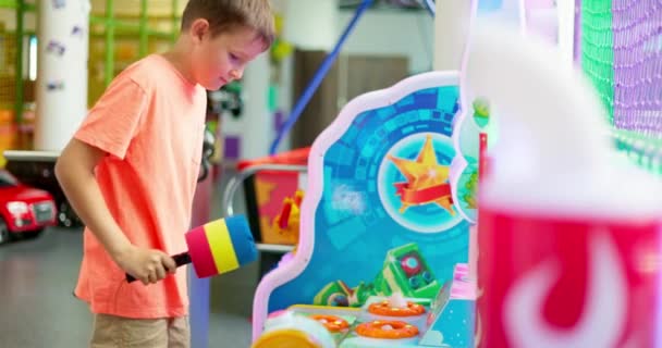 Menino Feliz Apaixonado Jogando Jogos Divertidos Máquina Fenda Parque Diversões — Vídeo de Stock