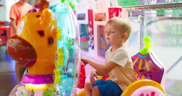 Uma Criança Monta Brinquedo Elétrico Parque Diversões Imagens Alta Qualidade — Vídeo de Stock