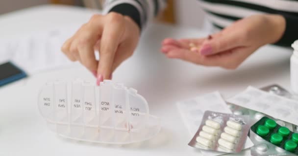 Donna Mano Mettendo Pillole Pillola Aperta Organizzatore Pillola Plastica Smistamento — Video Stock