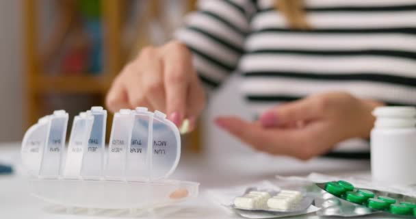 Mulher Mão Colocando Pílulas Organizador Pílula Aberta Pillbox Plástico Classificação — Vídeo de Stock