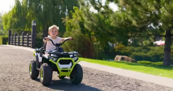 Enfant Conduisant Une Voiture Électrique Jouet Dans Parc Jour Été — Video