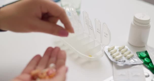 Mujer Mano Poner Pastillas Organizador Píldora Abierta Pillbox Plástico Clasificación — Vídeos de Stock