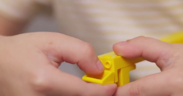 Крупный План Детских Рук Играющих Строящих Разноцветных Пластиковых Кирпичей Раннее — стоковое видео