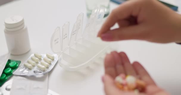 Kadın Hapları Açık Ilaç Organizatörüne Plastik Ilaç Kutusuna Koyuyor Doktorların — Stok video
