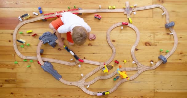 Słodkie Dziecko Bawiące Się Zabawką Drewnianą Koleją Podłodze Domu Lub — Wideo stockowe