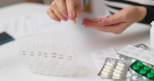 Vrouw Hand Het Zetten Van Pillen Open Pil Organisator Plastic — Stockvideo