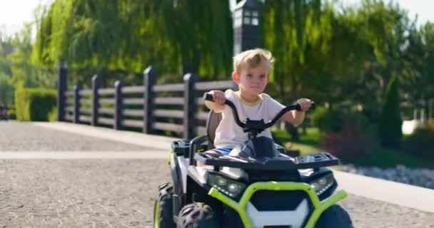 Een Kind Dat Een Elektrische Auto Bestuurt Een Park Een — Stockvideo