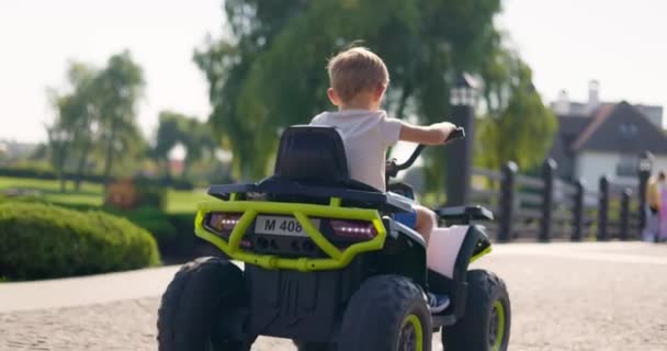 Dziecko Jeżdżące Zabawkowym Elektrycznym Samochodem Parku Letni Dzień Chłopak Jeździ — Wideo stockowe
