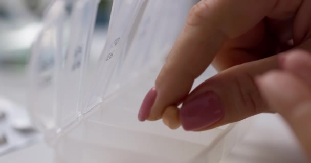 Kobieca Ręka Wkładająca Tabletki Organizera Tabletek Lub Plastikowego Pudełka Pigułki — Wideo stockowe