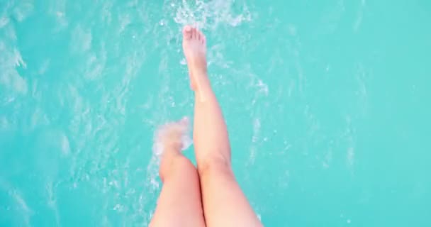 屋外スイミングプールのトップビューで純粋な水で足を遊ぶベアフット女性の日光浴 高品質の4K映像 — ストック動画