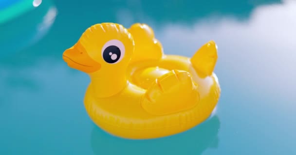 Φουσκωτό Κίτρινο Παιχνίδι Πάπιας Κολυμπά Πισίνα Καταγάλανα Νερά Μια Ηλιόλουστη — Αρχείο Βίντεο