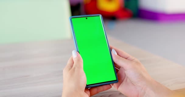 Πίσω Όψη Της Νεαρής Γυναίκας Κρατώντας Smartphone Πράσινη Οθόνη Και — Αρχείο Βίντεο