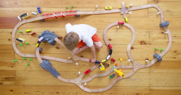 Bonito Criança Brincando Com Brinquedo Ferrovia Madeira Chão Casa Jardim — Vídeo de Stock