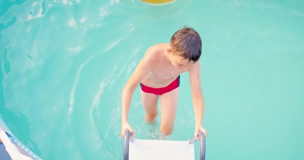 Радісний Хлопчик Стрибає Басейн Насолоджується Плаванням Басейні Насолоджується Літніми Канікулами — стокове відео