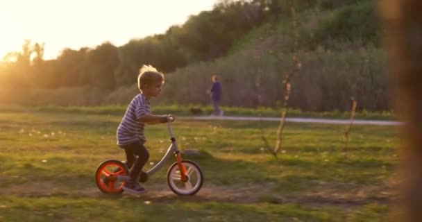 Bambino Balance Bike Parco Cittadino Felice Ragazzo Sella Spingere Bicicletta — Video Stock
