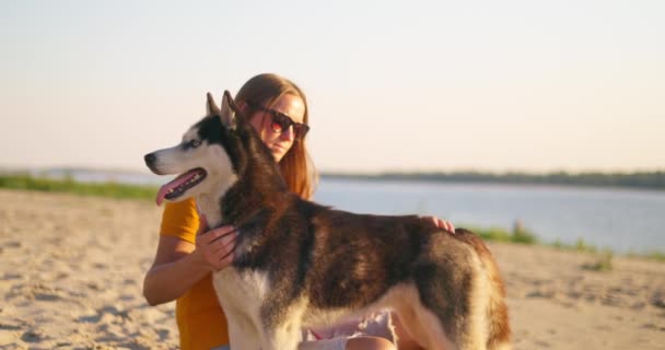 Szczęśliwy Właściciel Zwierząt Domowych Relaks Przytulanie Jej Psa Plaży Lecie — Wideo stockowe