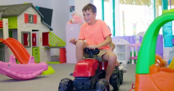 Хлопчик Керує Педальною Машиною Дитина Весело Катається Машині Парку Розваг — стокове відео