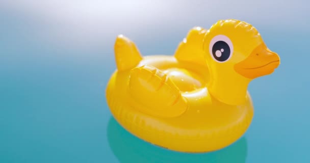Надувная Желтая Утиная Игрушка Плавает Бассейне Чистой Голубой Водой Яркий — стоковое видео