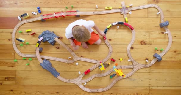 Evde Anaokulunda Oyuncak Ahşap Demiryollarıyla Oynayan Sevimli Bir Çocuk Ahşap — Stok video
