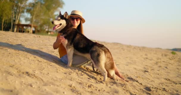 Glückliche Tierbesitzerin Entspannt Sich Und Umarmt Ihren Hund Sommer Strand — Stockvideo
