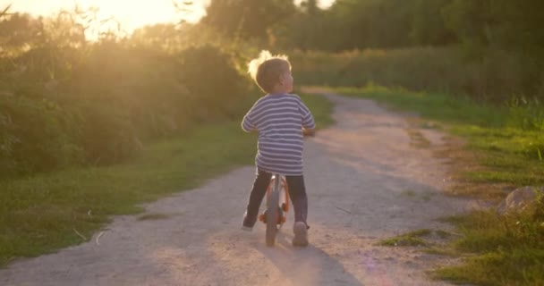 Chlapec Jezdí Kole Městském Parku Šťastný Chlapec Koni Push Bike — Stock video